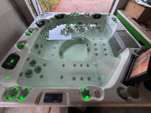 Universe Vulcano Jacuzzi 6 persoons met TV, Tuin en Terras, Bubbelbaden en Hottubs, Zo goed als nieuw, Vast, Afdekzeil, Filter