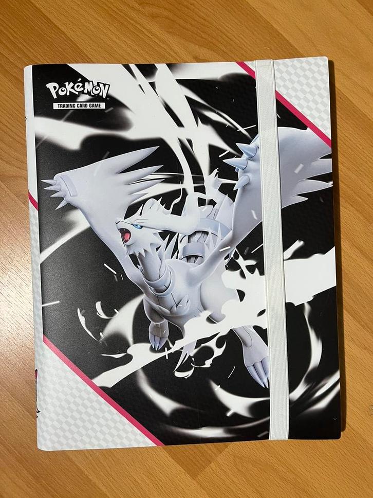 POKEMON ULTRA PRO WHITE FLARE RESHIRAM 9 POCKET BINDER MAP, Hobby en Vrije tijd, Verzamelkaartspellen | Pokémon, Zo goed als nieuw