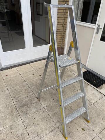 Zeer degelijke en sterke 4 trede Bouw Trap, Haca Leiter beschikbaar voor biedingen