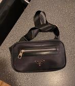 Prada tas 🔥, Sieraden, Tassen en Uiterlijk, Tassen | Schoudertassen, Ophalen of Verzenden, Zo goed als nieuw, Zwart