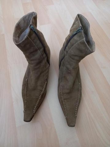 Halfhoge spitse suede ritslaarzen maat 40. Valt als 40.Licht beschikbaar voor biedingen