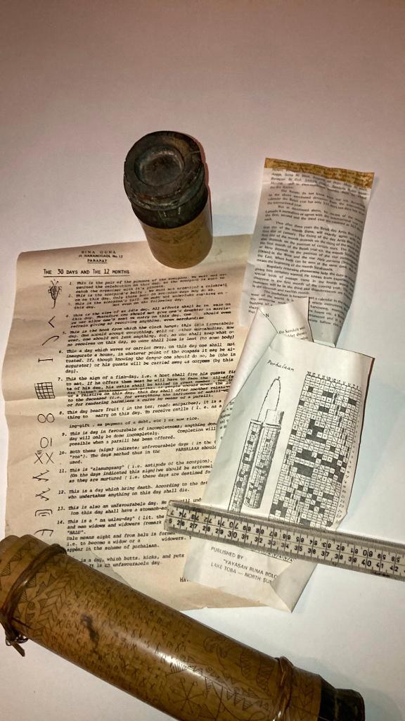 Batak Container Kalender Lang 37 cm. Sumatra Indonesië, Antiek en Kunst, Kunst | Niet-Westerse kunst, Verzenden