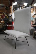 Luxe aparte hoge eetkamerbank Vidar Jess design wachtruimte