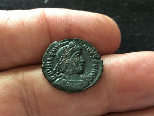 Romeinse munt bodemvondst VALENTINIANUS met VICTORIA scherp!, Antiek en Kunst, Curiosa en Brocante, Ophalen of Verzenden