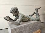 BRONZEN LEZENDE JONGEN OUDERE BRONS, OOK MEISJES LAGE PRIJS!, Ophalen of Verzenden, Gebruikt, Overige materialen, Mensenbeeld