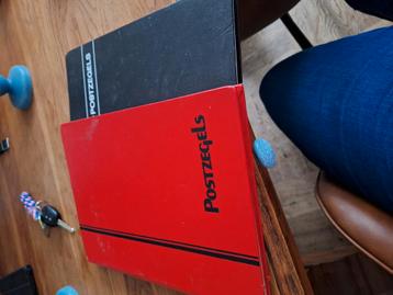 2 albums met postzegels.   beschikbaar voor biedingen