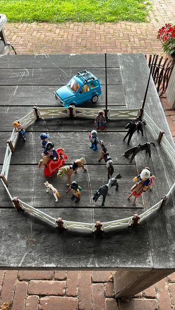 Playmobil huis met paarden, poppetjes en een auto beschikbaar voor biedingen