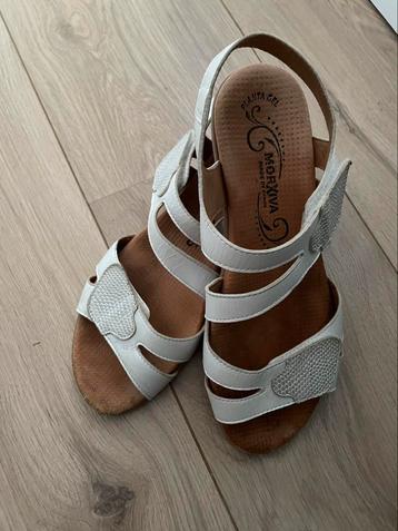 Leren dames sandalen beschikbaar voor biedingen