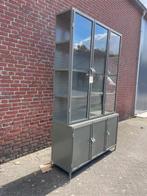 VITRINEKAST OLIJFGROEN 6 DEURS 142 CMMETAAL  EXTRA ACTIE, Huis en Inrichting, Kasten | Vitrinekasten, 200 cm of meer, Nieuw, Glas