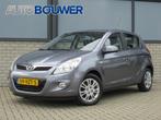 Hyundai i20 1.2i DynamicVersion 2e eigen - dealer onderh - a, Origineel Nederlands, Te koop, Zilver of Grijs, 5 stoelen