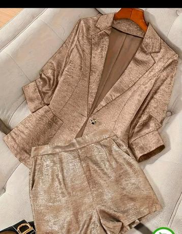 Leuk gouden pak - Blazer en shorts beschikbaar voor biedingen