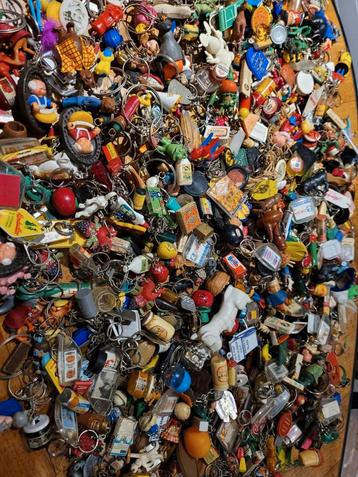 Tas vol nostalgische sleutelhangers jaren '60 beschikbaar voor biedingen