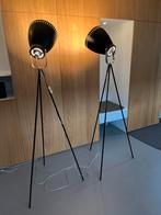 Twee driepoot staande lampen met zwarte kap, Huis en Inrichting, Lampen | Vloerlampen, Ophalen, Gebruikt, 150 tot 200 cm