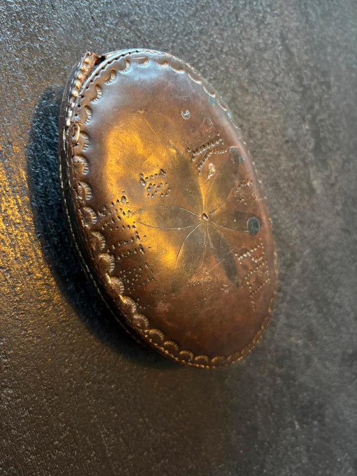Antiek 1874 lederen tabaksdoos, Antiek en Kunst, Antiek | Overige Antiek, Ophalen of Verzenden