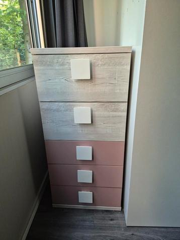 Ladekast in oud roze en whitewash