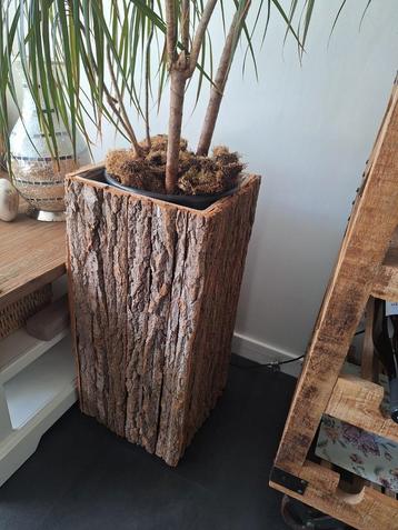 Unieke plantenpot met boomschors look beschikbaar voor biedingen