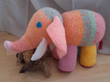 Multi colour grote knuffel olifant beschikbaar voor biedingen