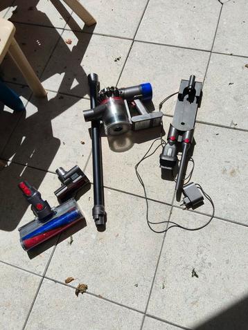 DYSON V8 MET ACCESSOIRES  beschikbaar voor biedingen