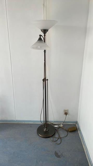 Messing staande lamp beschikbaar voor biedingen