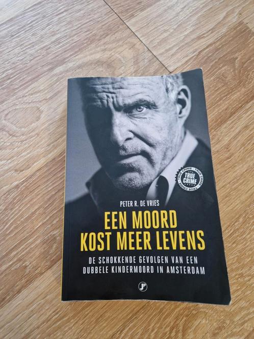 Peter R. De Vries - Een moord kost meer levens, Boeken, Detectives, Zo goed als nieuw, Ophalen of Verzenden