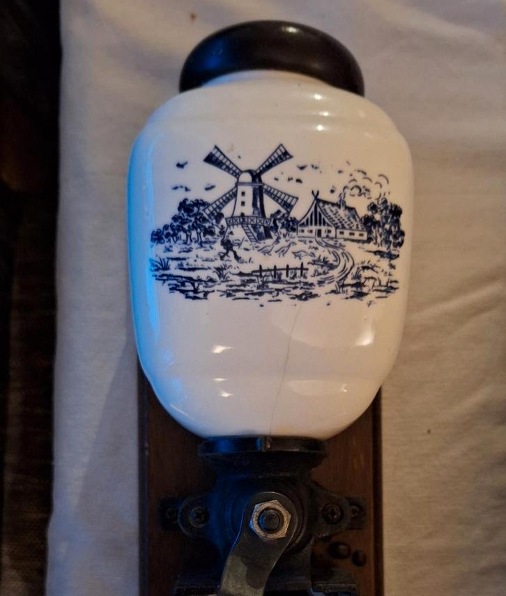 Nostalgische Wandkoffiemolen met Delfts Blauw Motief, Antiek en Kunst, Antiek | Keukenbenodigdheden, Ophalen of Verzenden