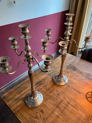 Paar zware kandelaars beschikbaar voor biedingen