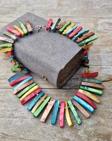 Kleurrijke parelmoer schelp ketting 925 zilver sluiting beschikbaar voor biedingen