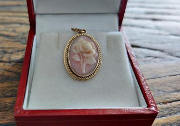 Gouden hanger met roze camee met roos beschikbaar voor biedingen