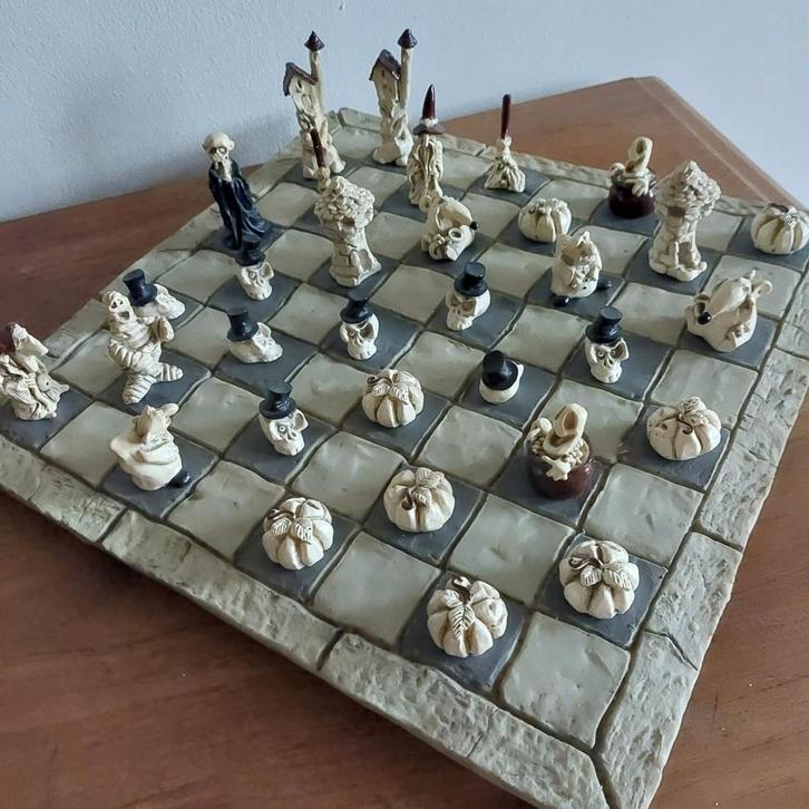 Stenen Schaakbord Halloween Thema Compleet, Hobby en Vrije tijd, Gezelschapsspellen | Bordspellen, Gebruikt, Een of twee spelers