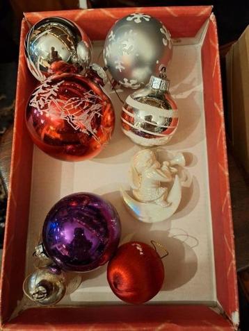 Oude kerstballen en pieken beschikbaar voor biedingen