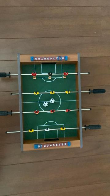 Mini voetbaltafel beschikbaar voor biedingen