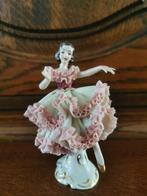 Dresden porselein beeldje met kant elegant, Verzamelen, Beelden en Beeldjes, Ophalen of Verzenden, Zo goed als nieuw, Mens