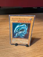 Blue-Eyes White Dragon (SDK-E001) - 1st Edition Ultra Rare!, Hobby en Vrije tijd, Verzamelkaartspellen | Yu-gi-Oh!, Ophalen of Verzenden