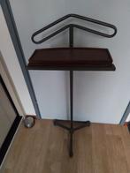 Vintage kledingrek met metalen driepoot, Ophalen