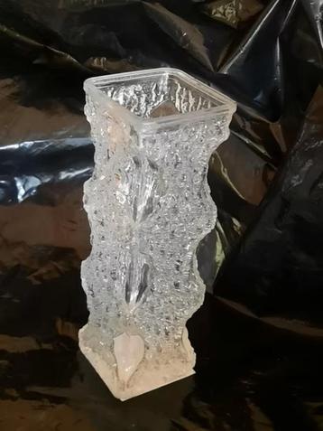 Oberglas vaasje / ijsglas-vaasje . vintage design beschikbaar voor biedingen