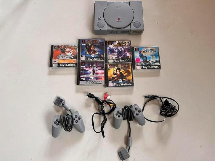 Sony PlayStation 1 (SCPH-5552) + 2 controllers + 7 spellen, Spelcomputers en Games, Spelcomputers | Sony PlayStation 1, Gebruikt