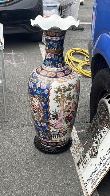 Chinese vaas incl houten schotel 97cm hoog beschikbaar voor biedingen