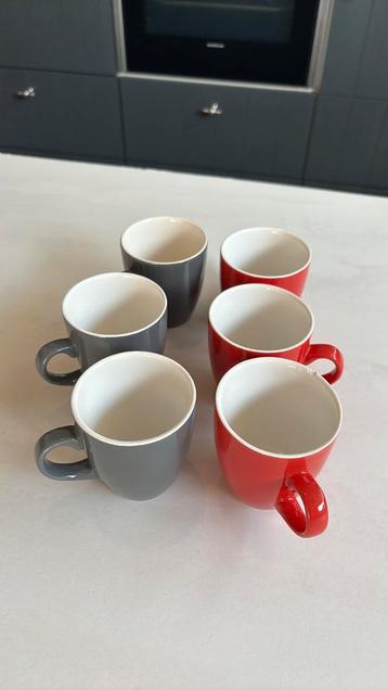HEMA koffiekopjes rood en grijs beschikbaar voor biedingen
