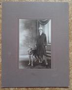 Grote foto vrouw met hond herdershond ? Foto Brusse Enschede, Verzamelen, Gebruikt, Verzenden, Foto, Voor 1940