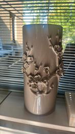 Prachtige vaas met 3d bloemen taupe, Huis en Inrichting, Woonaccessoires | Vazen, Ophalen of Verzenden, Zo goed als nieuw, Minder dan 50 cm