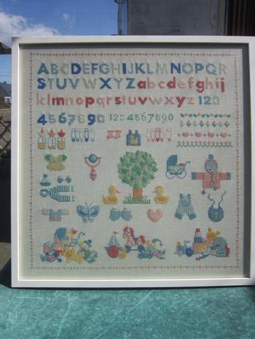 Borduurwerk ABC in wit kunststof lijst met ontspiegeld glas. beschikbaar voor biedingen
