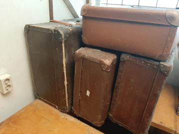 4 oude bruine grote reiskoffers vintage retro SAMEN 50 euro beschikbaar voor biedingen