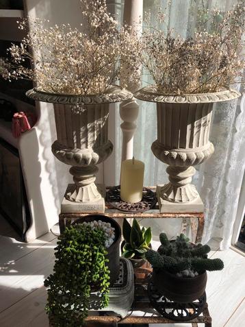 Twee louvre vazen beschikbaar voor biedingen