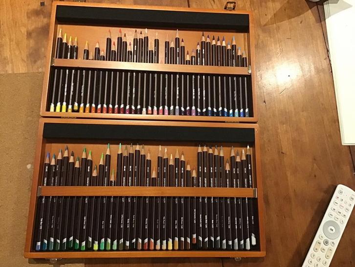 Derwent Chromaflow 48 en Coloursoft 72 kleurpotloden, Hobby en Vrije tijd, Tekenen, Gebruikt, Potlood of Stift, Ophalen of Verzenden