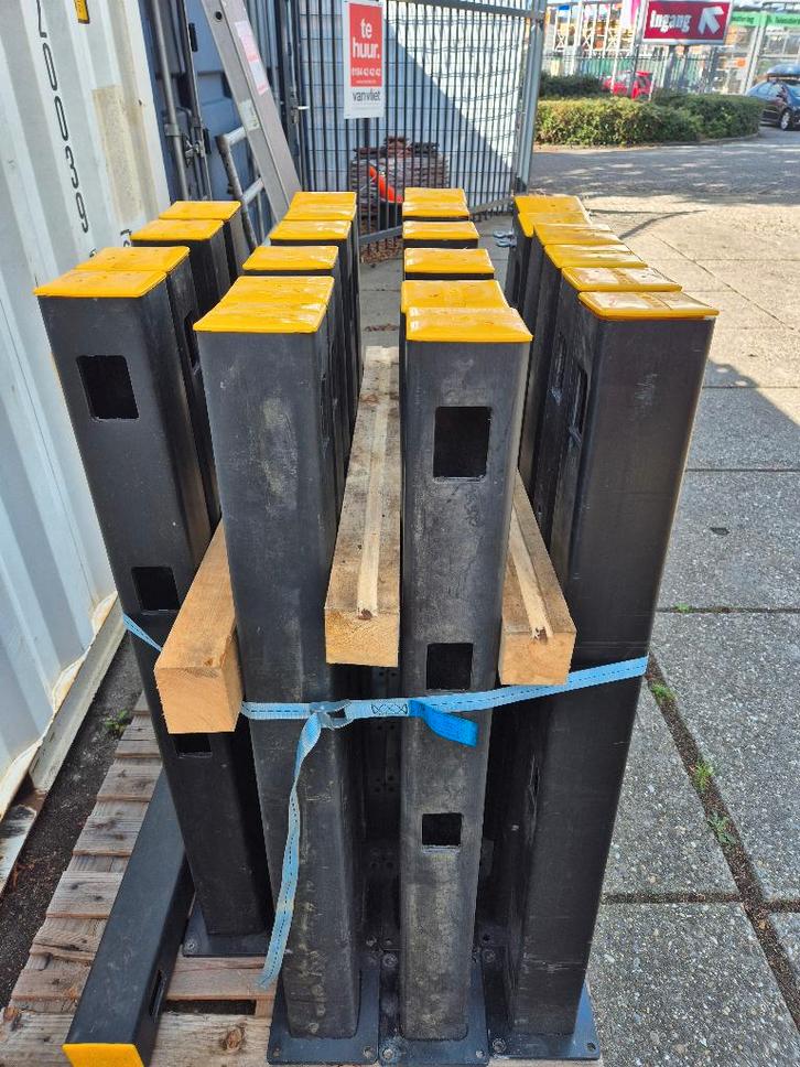 Zwarte kunststof afscheiding palen, Doe-het-zelf en Verbouw, Overige Doe-het-zelf en Verbouw, Zo goed als nieuw, Ophalen of Verzenden
