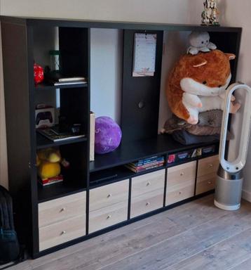 IKEA Kallax kast met 11 vakken + ruimte voor tv – alleen oph beschikbaar voor biedingen