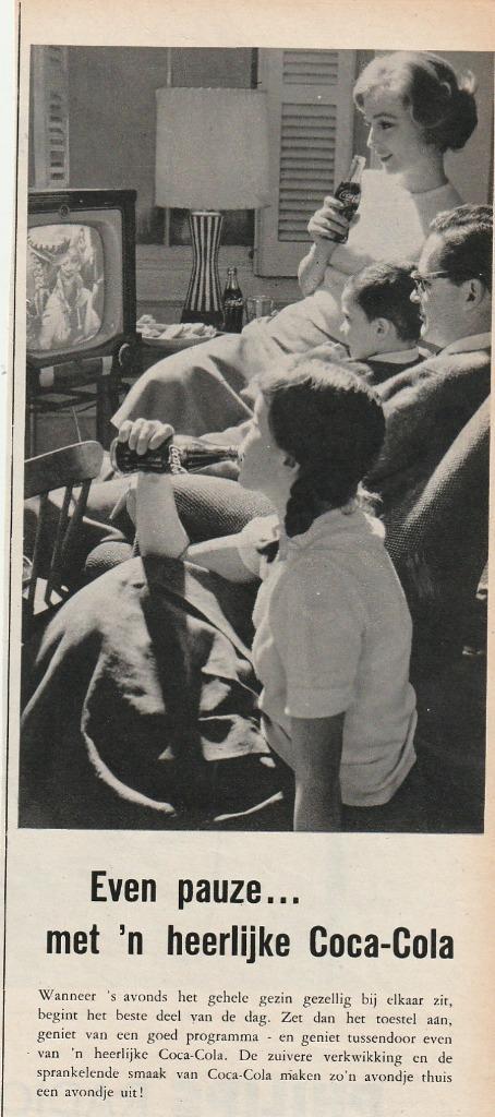 Retro reclame 1959 Coca-Cola frisdrank gezin kijkt TV, Verzamelen, Retro, Overige typen, Verzenden