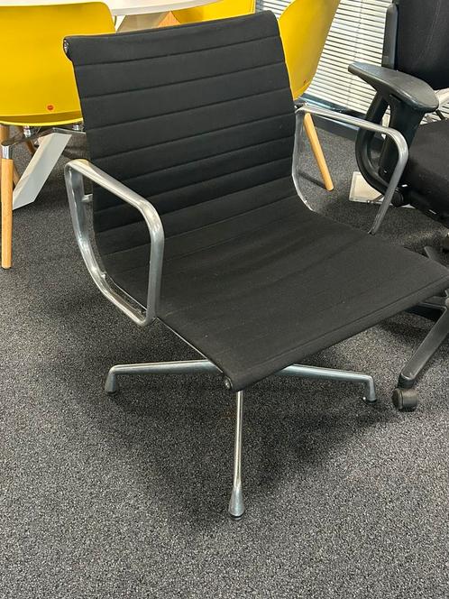 Vitra Ea108 vergaderstoel laatste!  Zwarte hopsak, Huis en Inrichting, Bureaustoelen, Zo goed als nieuw, Zwart, Ophalen of Verzenden