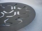 Ronde metalen fruitschaal met geometrische uitsparingen, Huis en Inrichting, Overige materialen, Schaal, Rond, Ophalen of Verzenden