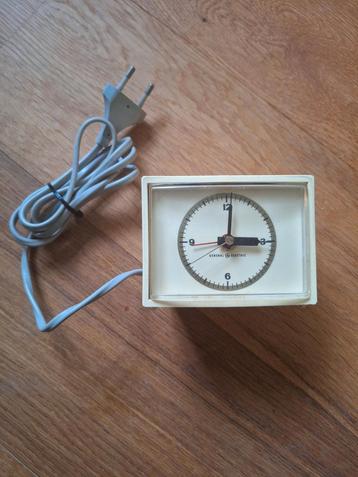 Vintage retro wekker / klok op stroom  beschikbaar voor biedingen